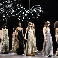 Celine Thu Đông 2023: Khi boho và rocker chic kết hợp cùng sequin