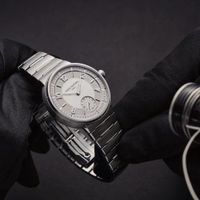 Mẫu đồng hồ Tambour của Louis Vuitton được đưa về boutique ở Việt Nam