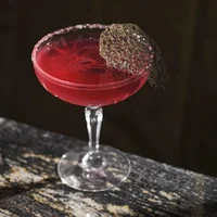 Quầy bar này lấy tên từ sastrería (tiệm may) che khuất