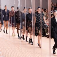 Prada Spring 2024 làm sống lại những bộ trang phục thường nhật