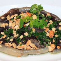 Cá lồi xối mỡ hành thơm ngon hấp dẫn và bạn dễ dàng tìm ăn ở Phan Thiết. Ảnh: H.Phan