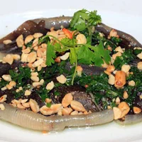 Cá lồi xối mỡ hành thơm ngon hấp dẫn và bạn dễ dàng tìm ăn ở Phan Thiết. Ảnh: H.Phan
