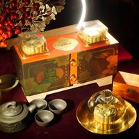Thiết kế bao bì sang trọng, tinh tế cũng là cách để nâng cao giá trị của chiếc bánh trung thu dát vàng (Ảnh: Xuân Nghiệp)