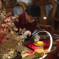 Công đoạn phủ bột vàng cho bánh trung thu (Ảnh: Đông Khánh)