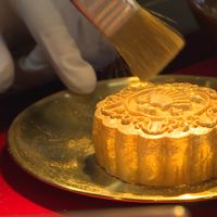 Phủ bột vàng giúp tạo độ sáng và ánh kim cho bánh trung thu (Ảnh: Đông Khánh)
