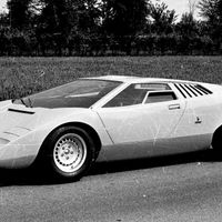 Tại sự kiện Brussels Motor Show vào năm 1969, chiếc Miura Roadster được trưng bày tại khu vực gian hàng Bertone đã thu hút mọi người ngay từ cái nhìn đầu tiên. Chiếc xe rất đẹp, nhưng vẫn cần một vài bước phát triển mà không thể thực hiện được khi đó. Do vậy, Lamborghini đã bắt tay vào hai dự án mới: một chiếc bốn chỗ đầu tiên (dựa trên nguyên mẫu Espada của năm 1967) và một chiếc xe loại nhỏ (Urraco – được phát triển vào năm 1968), nguyên mẫu đầu tiên được trình làng vào năm 1968. Vào năm 1981, phiên bản bốn cửa mang tên Faena – được sản xuất bởi Carrozzeria Frua dựa trên sự phát triển của chiếc Espada. Mọi người tại Sant’Agata Bolognese khi đó đã nghĩ về thị trường cho một chiếc Lamborghini bốn cửa.