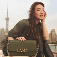 Đại sứ thương hiệu Thư Kỳ trong chiến dịch Michael Kors Thu Đông 2023