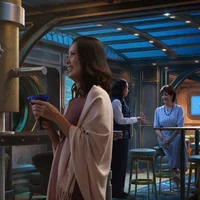 Nội thất của Periscope Pub trên tàu Disney Treasure