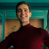 Money Heist: Berlin hạng 1 ở 75 nước, nam chính cười toả nắng cực cuốn