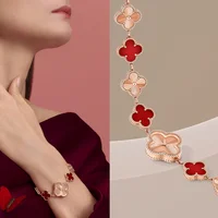 Van Cleef & Arpels bổ sung 4 thiết kế mới vào BST Alhambra biểu tượng