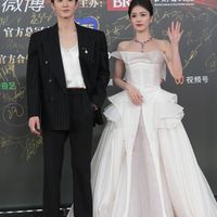 Bạch Lộc được ghép đi thảm đỏ với Trần Triết Viễn. "Chàng hồ ly" của Vụng Trộm Không Thể Giấu lột xác với nét nam tính, rắn rỏi, mạnh mẽ.