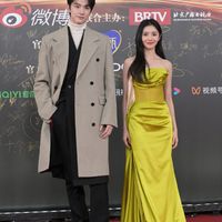 Thảm đỏ Đêm hội Weibo 2023: Triệu Lộ Tư gợi nhớ tới Cruella, Dương Mịch cực sang chảnh