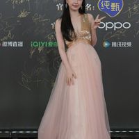 Thảm đỏ Đêm hội Weibo 2023: Triệu Lộ Tư gợi nhớ tới Cruella, Dương Mịch cực sang chảnh