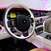 Khoang lái của Spectre vẫn mang phong cách quen thuộc của những chiếc xe Rolls-Royce