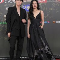 Thảm đỏ Đêm hội Weibo 2023: Triệu Lộ Tư gợi nhớ tới Cruella, Dương Mịch cực sang chảnh