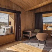 Cắm trại tại cao nguyên đa sắc màu cùng khu nghỉ dưỡng Highland Base