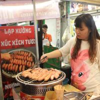Xúc xích nướng trên sỏi có gì hấp dẫn mà nhiều người xếp hàng chờ mua?