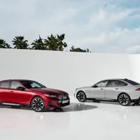 BMW i5 eDrive40 MSE (trái) và BMW i5 M60 xDrive tại Hội nghị BMW i5 Leaders Summit