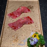 Phần sushi bò với miếng bò mềm mại, tan chảy trong miệng (Nguồn ảnh: Hà Chuu)