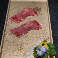Phần sushi bò với miếng bò mềm mại, tan chảy trong miệng (Nguồn ảnh: Hà Chuu)