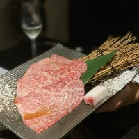 Cận cảnh miếng thịt bò với vân cẩm thạch trong veo. (Nguồn ảnh: Hà Chuu)