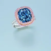 Nhẫn kim cương Ronald Abram màu xanh sống động được cắt hình cushion 5.2ct