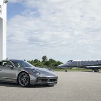 Porsche và Embraer: Sự kết hợp hoàn hảo của siêu xe 911 Turbo S và máy bay Phenom 300E