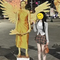 Bắt gặp Hoa hậu Thùy Tiên "dát vàng" kín người làm tượng  trên phố