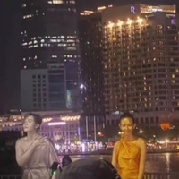 Bắt gặp Hoa hậu Thùy Tiên "dát vàng" kín người làm tượng  trên phố
