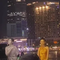 Bắt gặp Hoa hậu Thùy Tiên "dát vàng" kín người làm tượng  trên phố