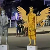 Bắt gặp Hoa hậu Thùy Tiên "dát vàng" kín người làm tượng  trên phố