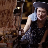 Bắt gặp Hoa hậu Thùy Tiên "dát vàng" kín người làm tượng  trên phố