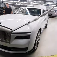 Bộ đôi xế khủng được Minh "Nhựa" nhá hàng sẽ về Việt Nam: Revuelto khẳng định đam mê Lamborghini, Spectre trải nghiệm xe điện của Rolls-Royce