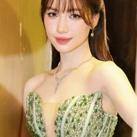 Nữ ca sĩ đeo trang sức trị giá gần nửa tỷ nhận giải Làn sóng xanh 2023