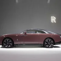 Bộ đôi xế khủng được Minh "Nhựa" nhá hàng sẽ về Việt Nam: Revuelto khẳng định đam mê Lamborghini, Spectre trải nghiệm xe điện của Rolls-Royce