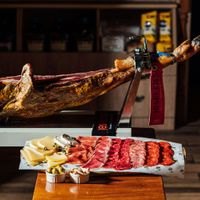 Đùi heo muối (Jamon Iberico) có đáng giá 112 triệu đồng không?