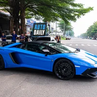 Bắt gặp Lamborghini Aventador SV Roadster màu xanh độc nhất Việt Nam