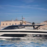 Ferretti Wallywhy100 toả sáng ở Venice