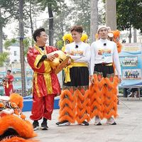 Lần đầu tiên dàn cast "2 ngày 1 đêm" thử sức múa lân