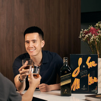 Chẳng còn gì sánh bằng khi nhâm nhi Johnnie Walker Double Black bên bạn bè