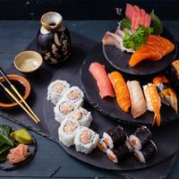 Cùng thưởng thức món sushi hương vị truyền thống Nhật
