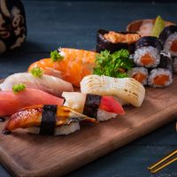 Cùng thưởng thức món sushi hương vị truyền thống Nhật