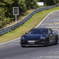 Porsche Taycan khiến Tesla Model S "hít khói toàn tập" trên đường đua Nürburgring