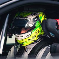 Chuyên gia lái thử Lars Kern ghi danh kỷ lục với Porsche Taycan tại Nürburgring