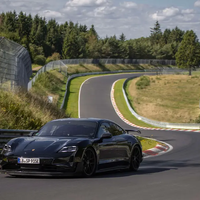 Porsche Taycan khiến Tesla Model S "hít khói toàn tập" trên đường đua Nürburgring