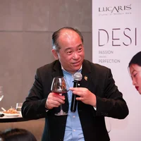 Đam mê qua từng câu chuyện của ông Nelson.