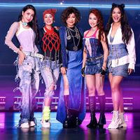 Hồng Nhung đọc rap, nhảy ke đầu trên sân khấu Chị đẹp đạp gió rẽ sóng