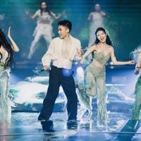 Hồng Nhung đọc rap, nhảy ke đầu trên sân khấu Chị đẹp đạp gió rẽ sóng