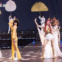 Lan Ngọc bị cho là "khát khao nổi bật" khi ăn mặc khác biệt trong team