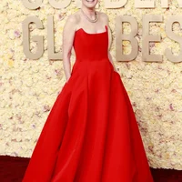 Thảm đỏ "Quả Cầu Vàng": Taylor Swift mặc đồ Gucci, Selena Gomez diện váy đỏ độc lạ